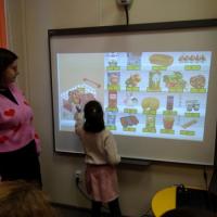 Дети выбирают полезные продукты в корзину